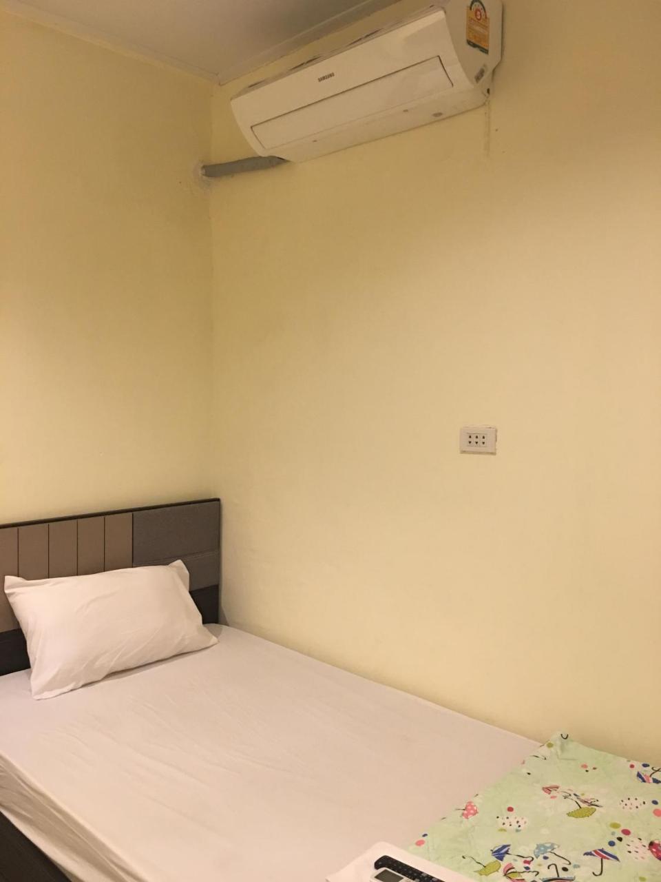 The Baan Nathong Hostel Bangkok Exterior foto