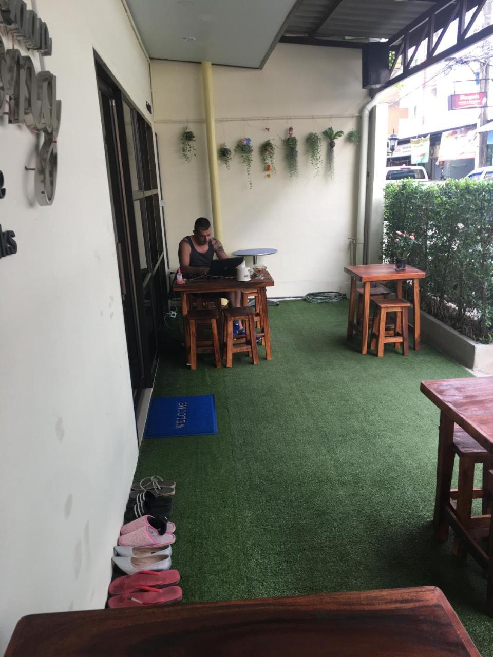 The Baan Nathong Hostel Bangkok Exterior foto