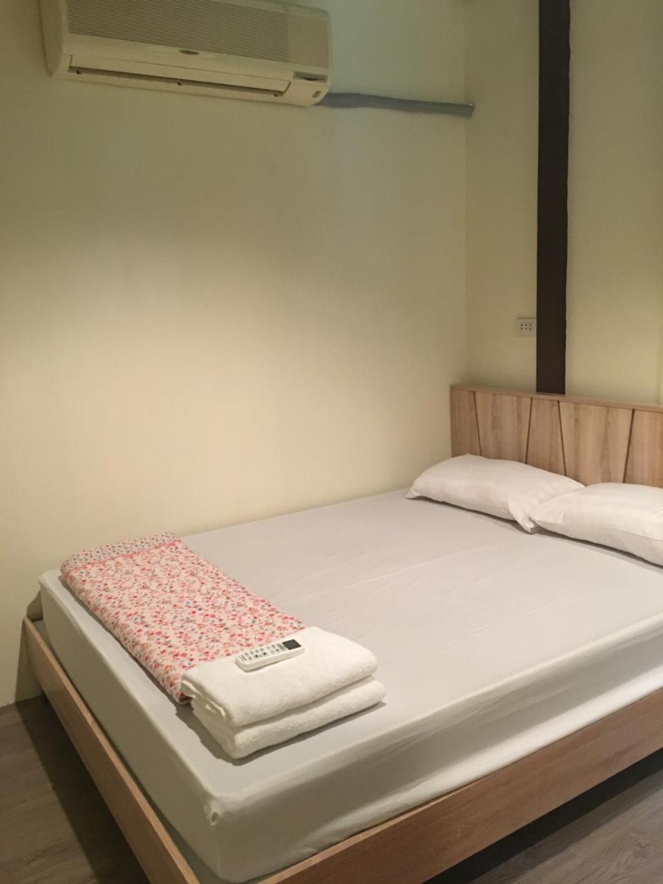 The Baan Nathong Hostel Bangkok Exterior foto